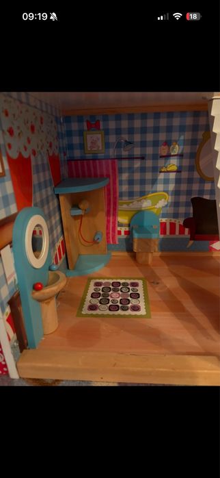 Drewniany domek dla lalek