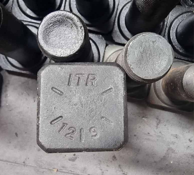 Śruby do komatsu d65