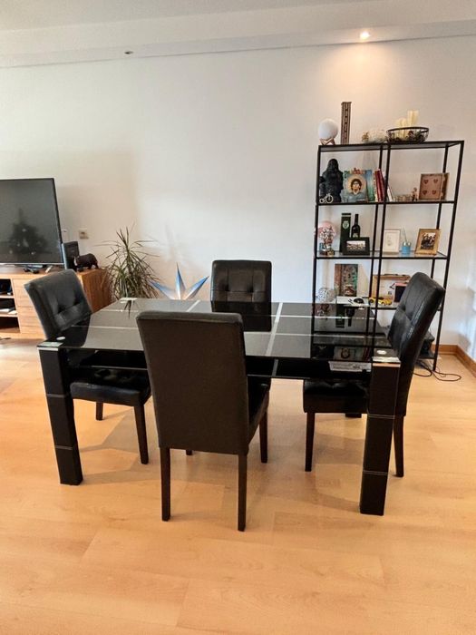 Mesa de Jantar Moderna em Vidro Preto + 4 cadeiras em exc estado