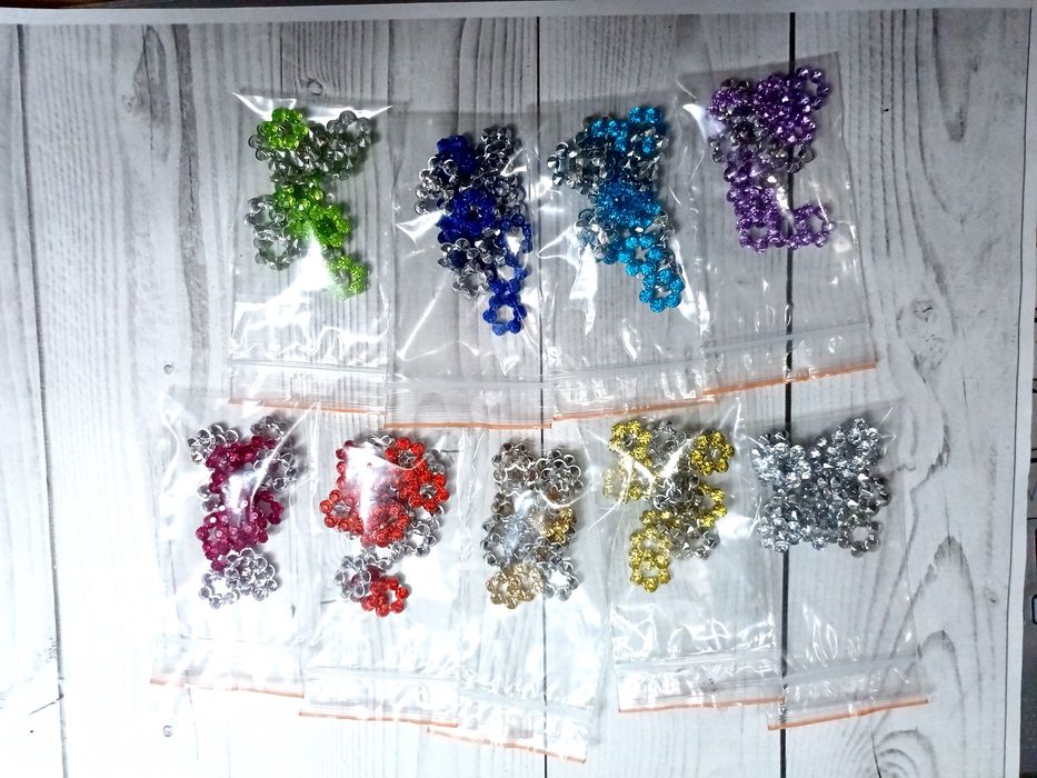 Напівнамистини різні