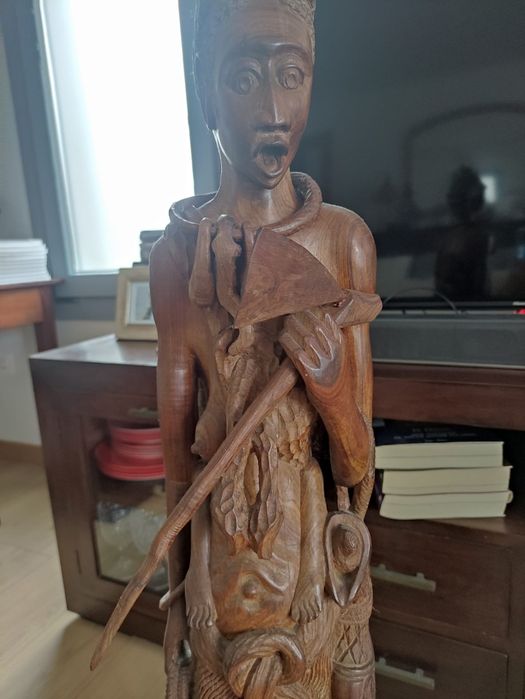 Estatueta madeira  - feita manualmente