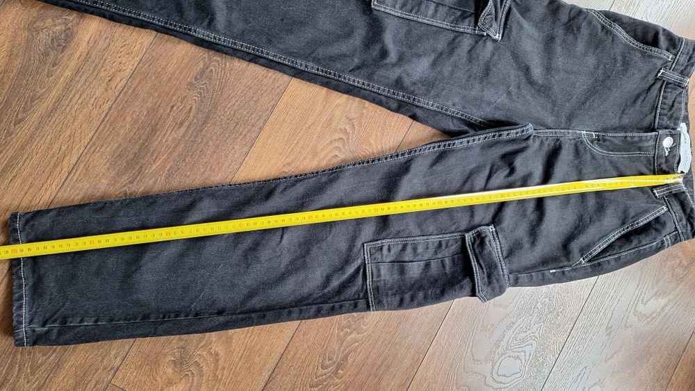 Czarne spodnie cargo, bojówki Bershka