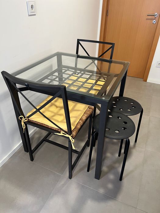 Conjunto Mesa de Vidro + 2 Cadeiras Rústicas + 2 Bancos (Almofadas de Oferta)