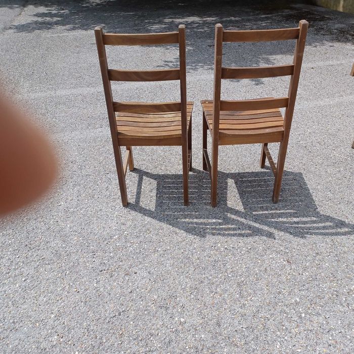 Cadeiras de madeira em bom estado