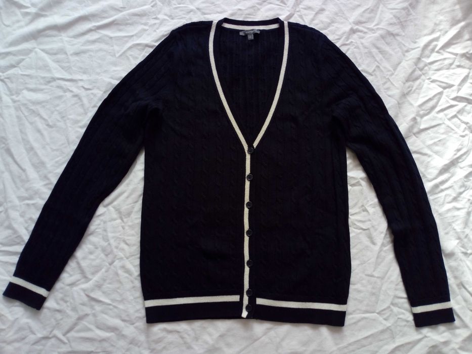 Granatowy kardigan w warkoczowy wzór