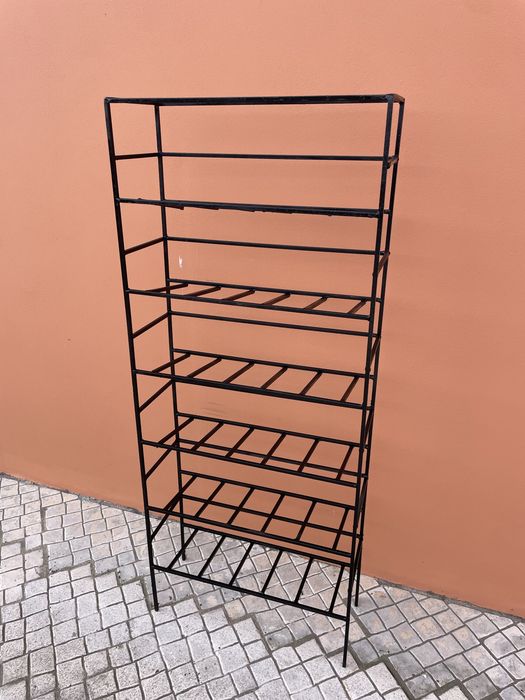 Sapateira em ferro trabalhado em bom estado