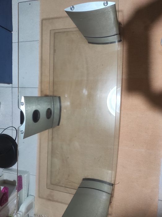 Mesa de vidro e alumínio