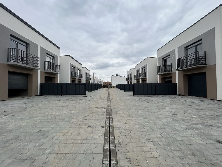 Таунхаус з гаражем Готовий до ремонту.Підведені всі комунікації