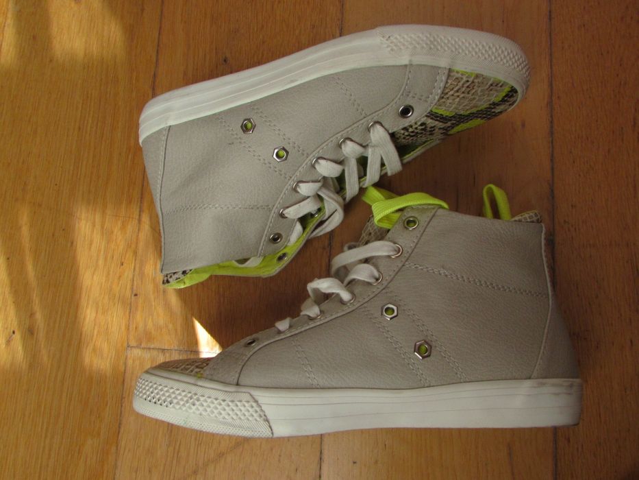 Sapatilhas cinza e com padrão da Bershka