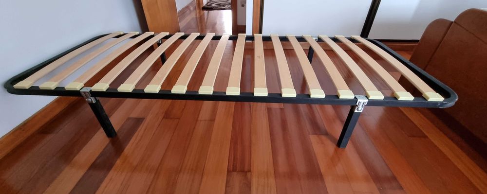 Cama de solteiro (estrado com pernas + colchão) -> 2un. disponíveis