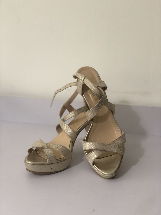 Sandalias com detalhes dourados