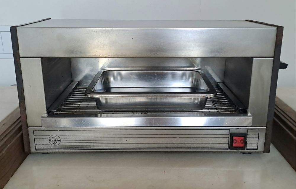 Torradeira gratinador forno, com tabuleiro 
A funcionar perfeitamente