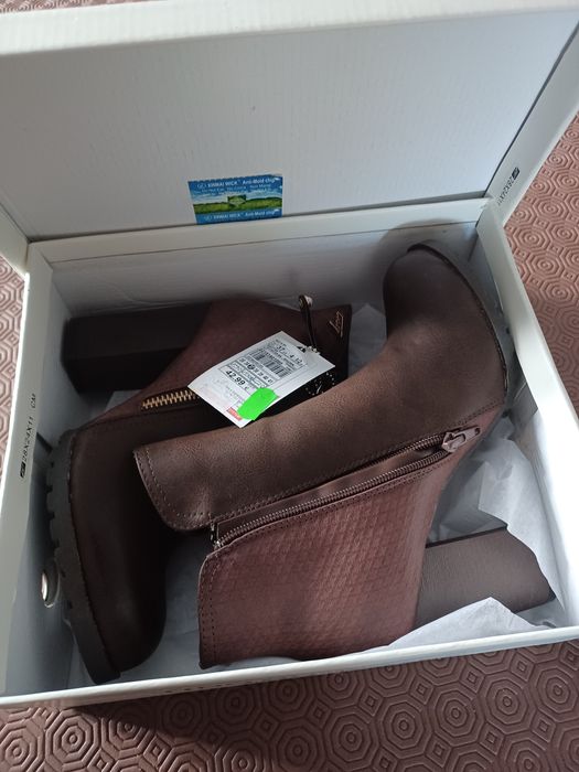 Botas castanhas novas