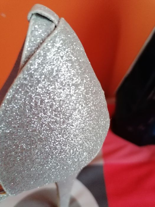 Buty srebrne na koturnie