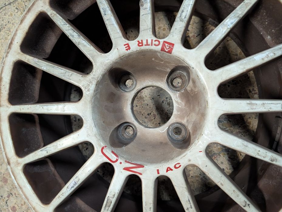 Só tenho uma jante citroen c2 Race 16"