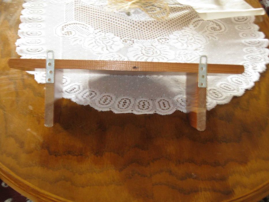 Półka wisząca na ścianę