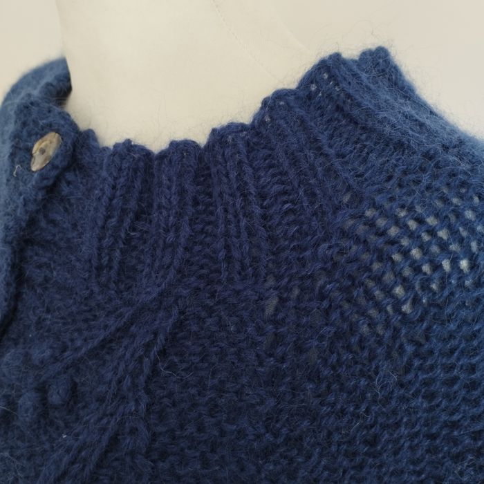 Granatowy sweter handmade z masy perłowej – unikatowy egzemplarz!