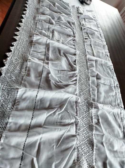 Uma cortina de tecido com renda