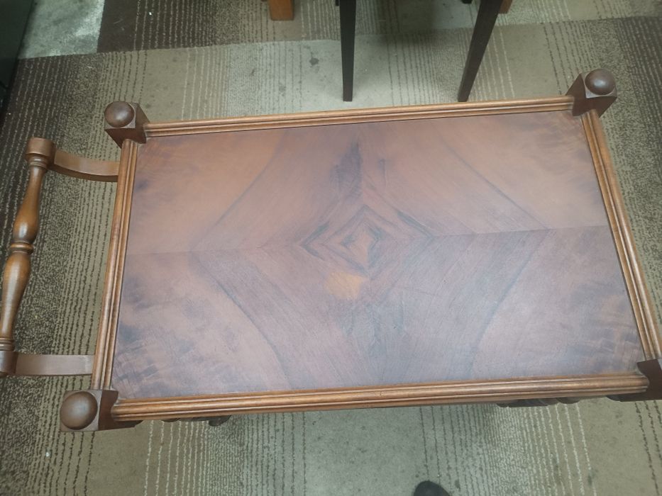 Bar em castanho com rodas bom estado