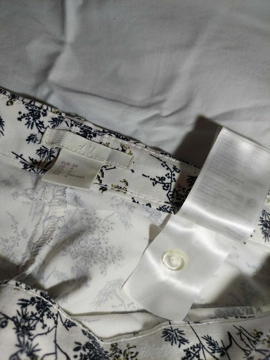 Білі штани з принтом H&M