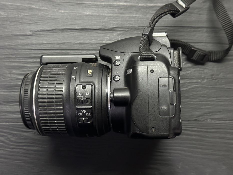 Профессиональный зеркальный фотоаппарат Nikon D3000