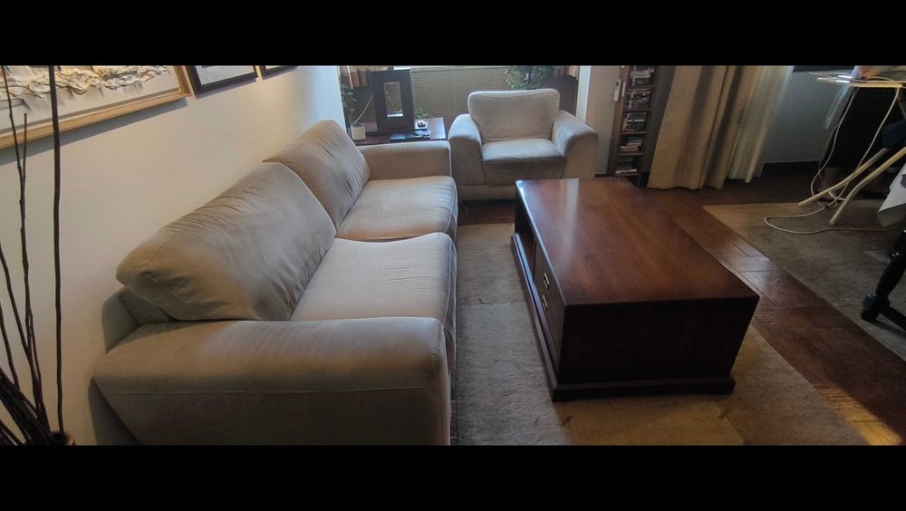 Conjunto de sofás e mesa de apoio
