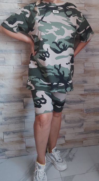 Śliczny komplet moro t-shirt oversize i kolarki.