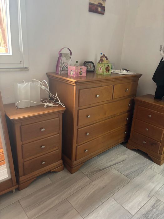 Cama de casal com roupeira, mesas de cabeceira, cómodo e espelho