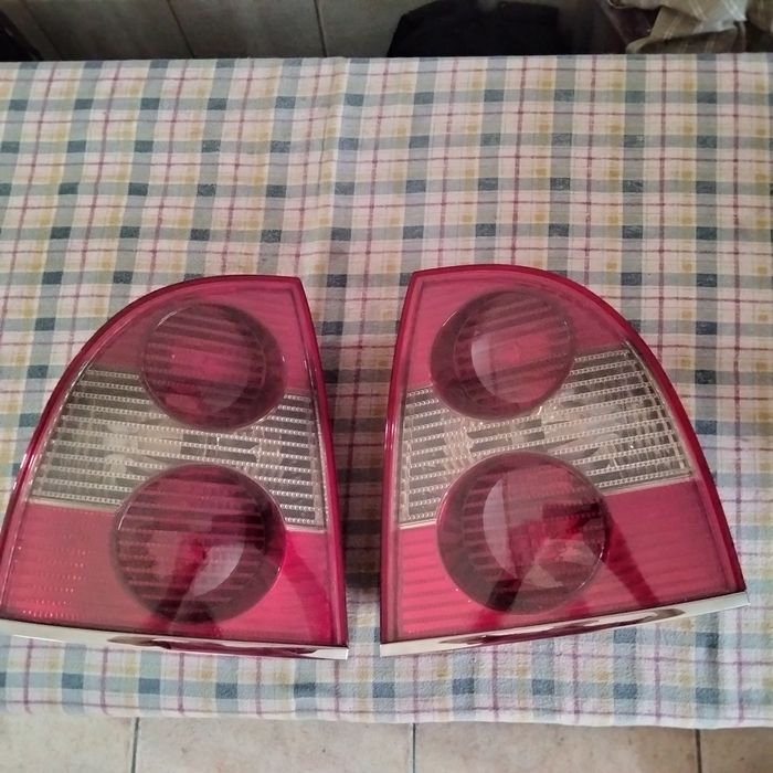 4 farolins e 1 fecho porta VW Passat  20€ cada