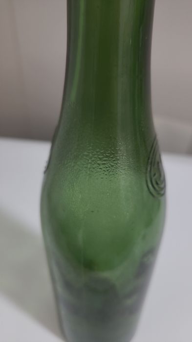 Antiga garrafa de cerveja gravada em alto relevo nas laterais