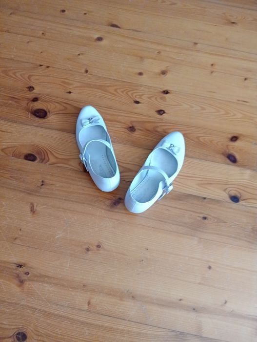 Buty na obcasie białe skórkowe