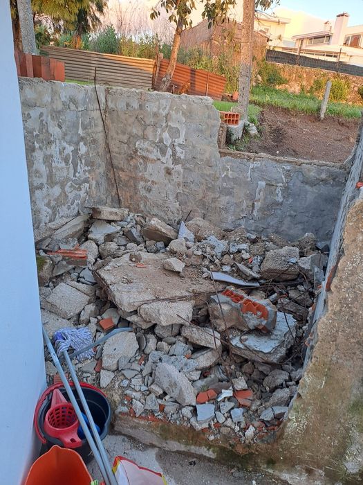 Remoção de entulho entre outros serviços