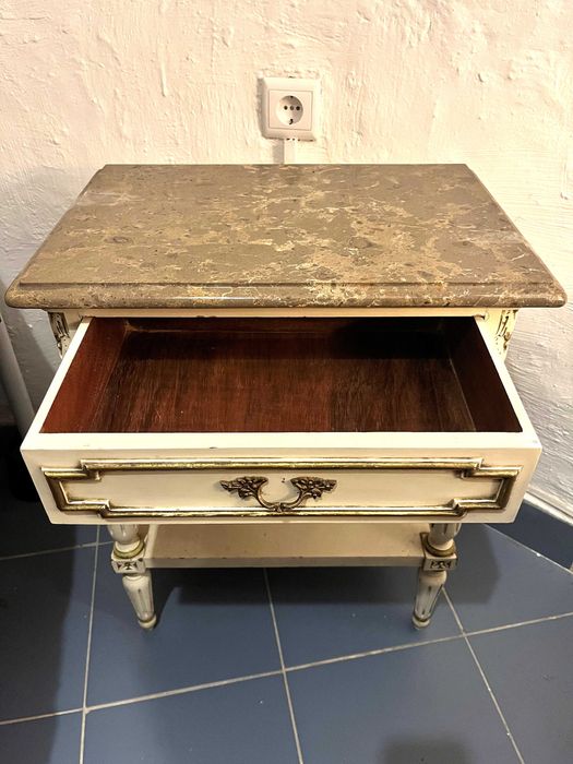 Mesa de cabeceira antiga