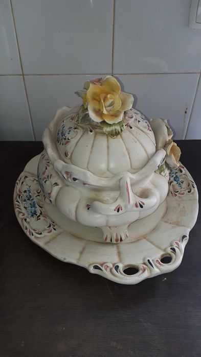 Terrina antiga com prato