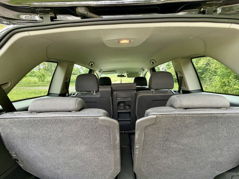 Opel Zafira 2010  рік 1,6 бенз 7 - місна