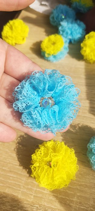 Шкільні бантики з мережева, білого, синього, жовтого. Гумка. Заколка