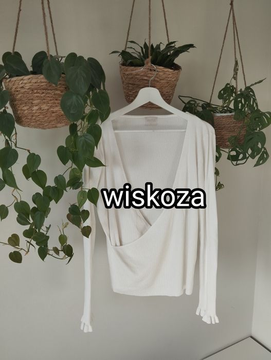 Bluzka dzianinowa biała, śmietankowa, prążkowana, basic, kopertowy dek