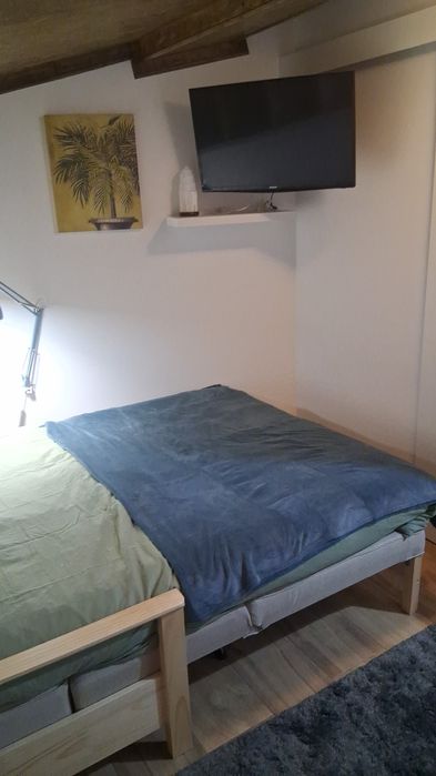 Arrenda-se T0, espaço muito pequeno, colado a moradia.