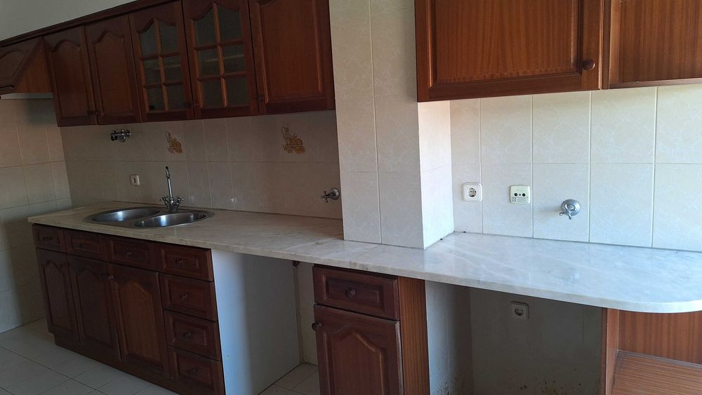 Vendo Armários de cozinha de mogno em muito bom estado de conservação