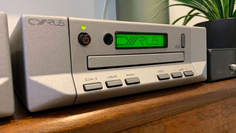 Cyrus Quattro – Leitor de CDs e Pré-Amplificador. Precisa de novo laser no CD.