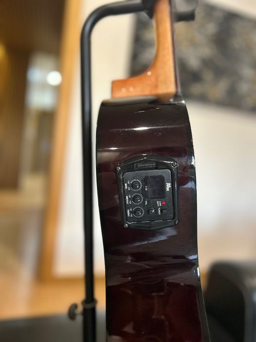 Guitarra ADMIRA SARA-EC T-38 em excelente estado ideal para iniciantes