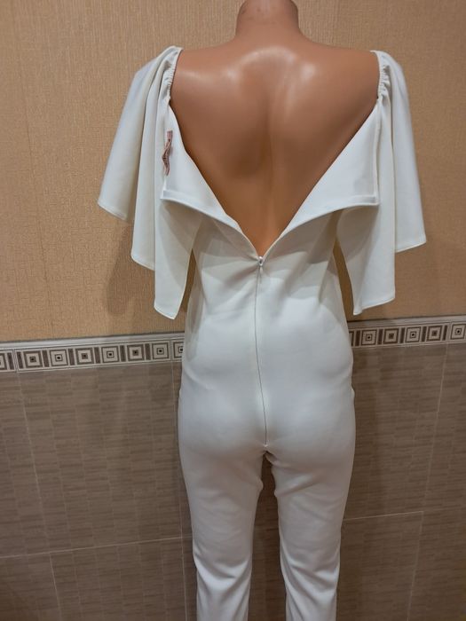 Комбинезон белого цвета ,стреч ластик