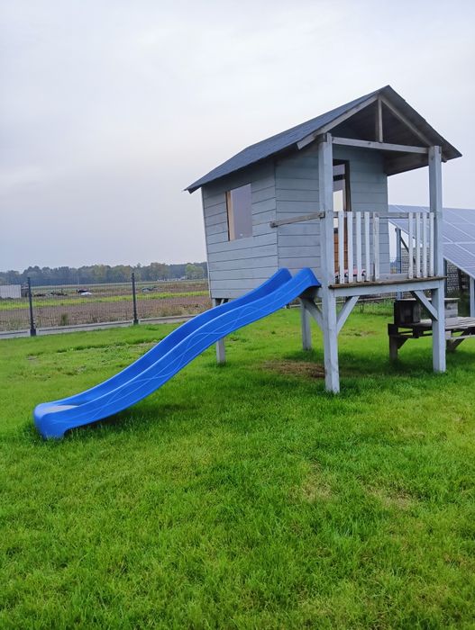 Domek drewniany, zjeżdżalnia, plac zabaw