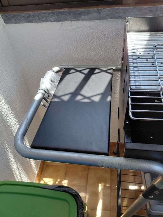 Barbecue a carvão usado uma vez