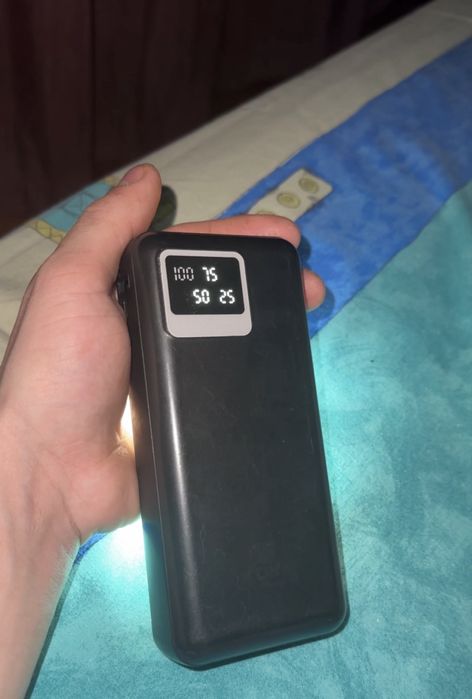 Повербанк на 20.000 mAh с прожектором и встроенной зарядкой