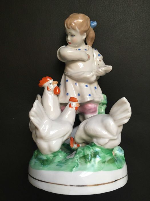 Статуетка порцелянова(фарфор) Дівчинка годує курей. Дульово.1959 р.