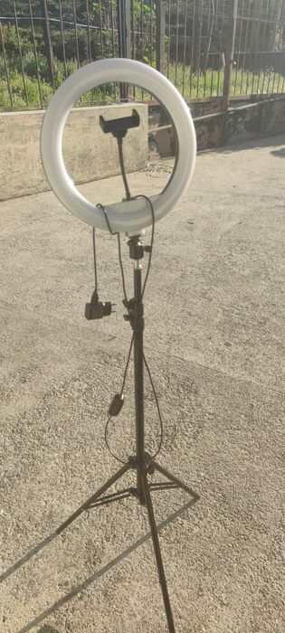 Tripé com aro RGB para telemóvel ou câmera.