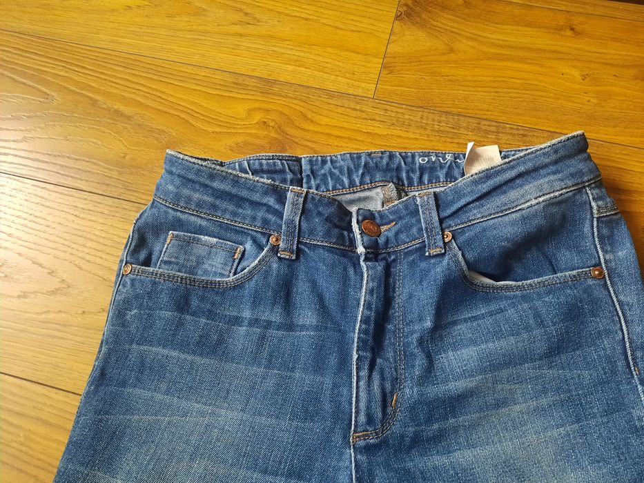 Spodnie jeansy W29 L32. Modne przetarcia.