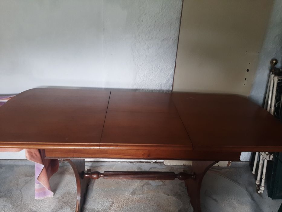 Mesa de Jantar com 4 cadeiras.