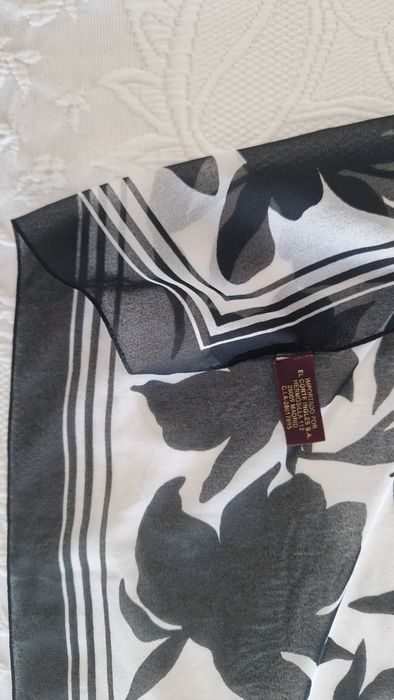 Lenço estampado preto e branco El Corte Inglês